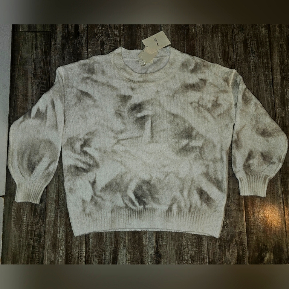 NWT Macys Miracle Fashion gray/white cloud sweater S/M, never worn in perfect co